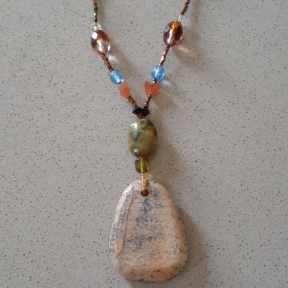 Beaded necklace with Stone Pendant - Picture 2 of 5